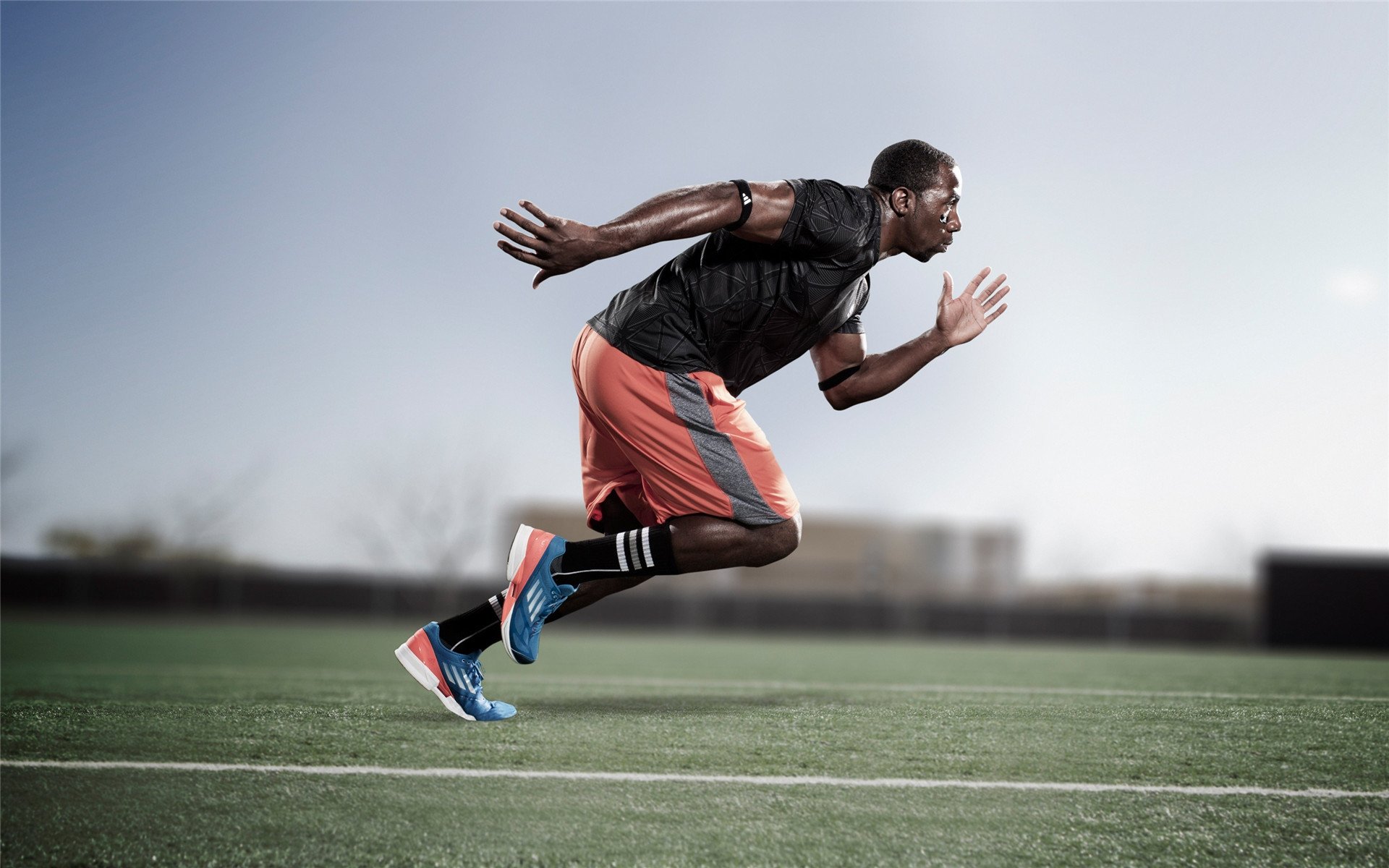 “体育摄影师耐力蹲拍赛” 模拟长时间蹲守拍摄现场